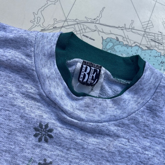 Vintage 90s Basic Editions Bear with Snowflakes Graphic Sweatshirt - Picture 4 of 8